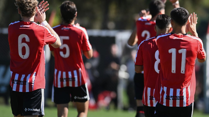 Es la figura de la Reserva y Medina le guardó un lugar para la Copa Libertadores