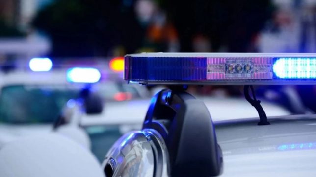 cayo un hombre por golpear y amenazar con cuchillo a su pareja y a sus hijas en la plata