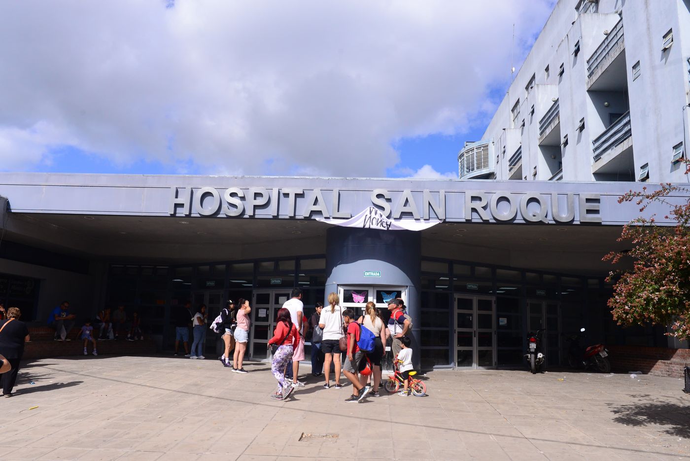 Enfrentamientos de la barra de gimnasia y la UOCRA en el Hospita del Gonnet (1).jpeg