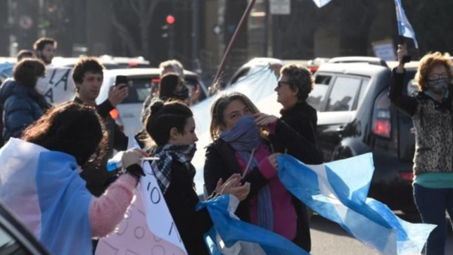 video: vecinos contra la cuarentena coparon plaza moreno y marcharon en la plata
