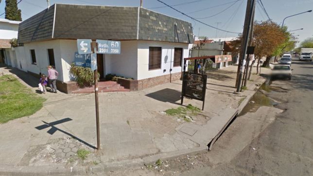 se olvido un traje en la parada del 214, colgo un cartel y un vecino lo sorprendio