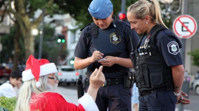 cayo un falso papa noel que le cobraba las fotos a los chicos en plaza moreno