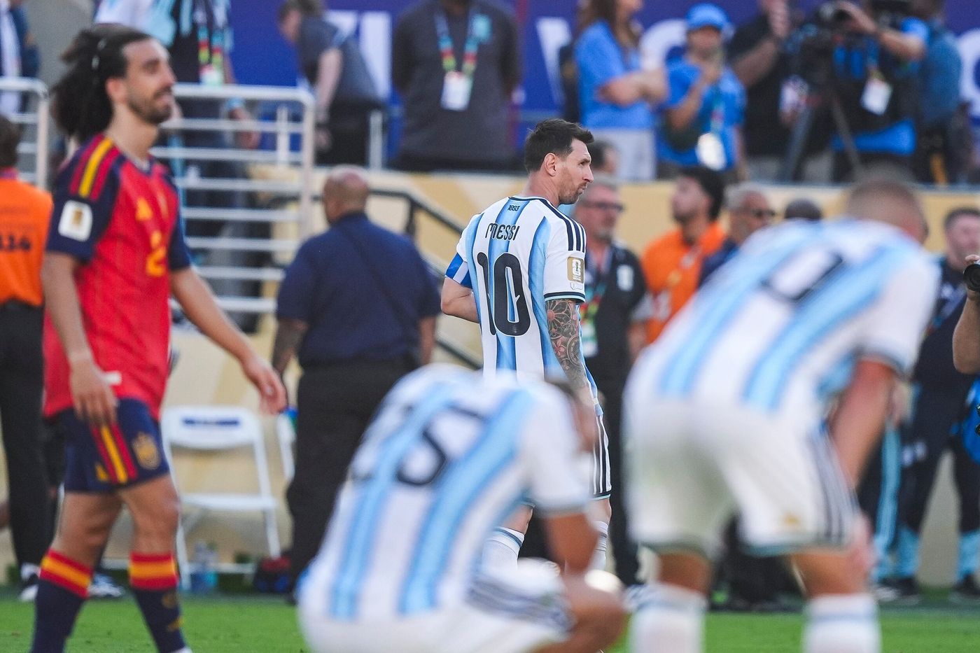 El encuentro entre la Selección argentina y la Furia Roja estaba previsto para el 27 de marzo en Qatar, pero fue cancelado por conflictos en Medio Oriente
