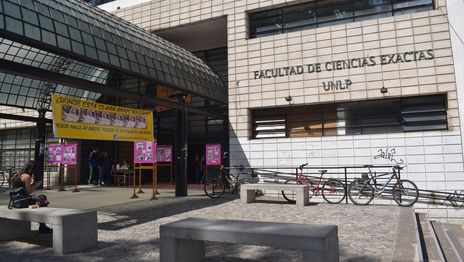 La Facultad de Ciencias Exactas despidió a la joven que cayó desde un quinto piso y murió en La Plata La Facultad de Ciencias Exactas despidió a la joven que cayó desde un quinto piso y murió en La Plata