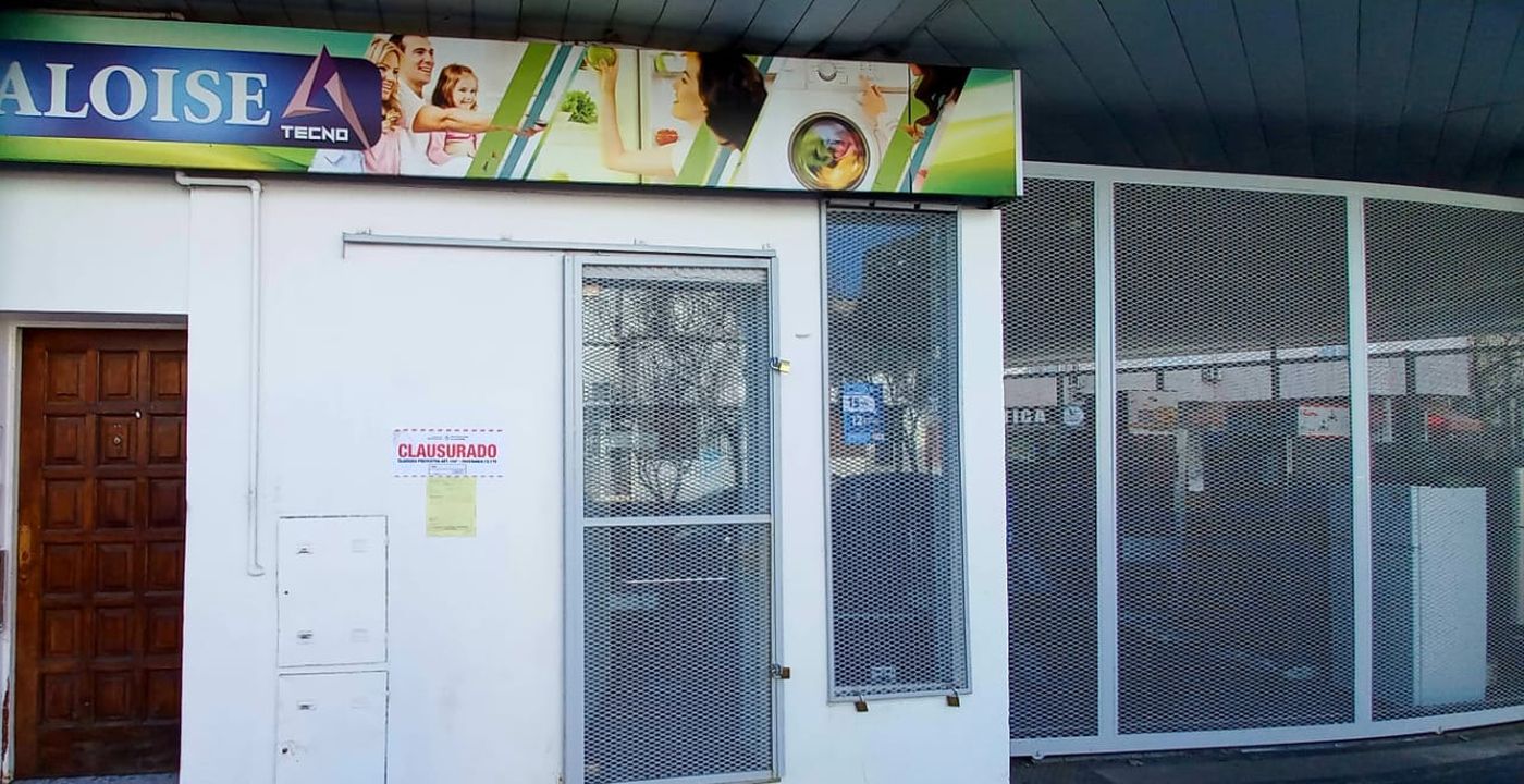 La faja de clausura del depósito de Aloise Tecno en la vieja estación de servicio de 12 y 64