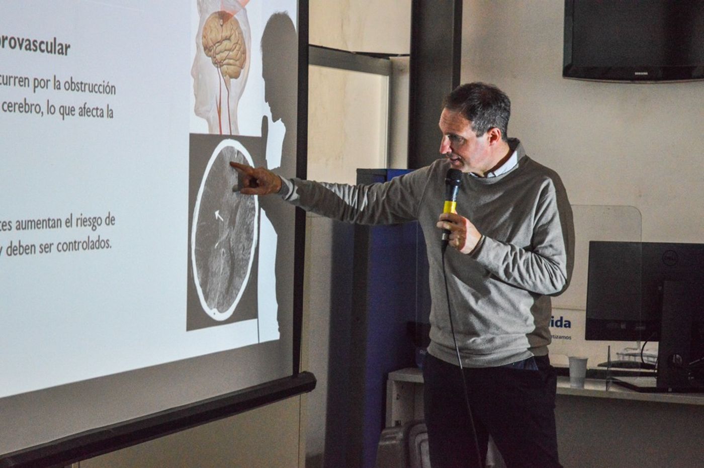 El médico platense Pablo Pollono, egresado de la UNLP, respondió todas las inquietudes del público durante su exposición en la sede local del PAMI.