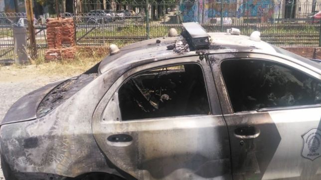 insolito: prendieron fuego un patrullero a metros de una comisaria de la plata y escaparon