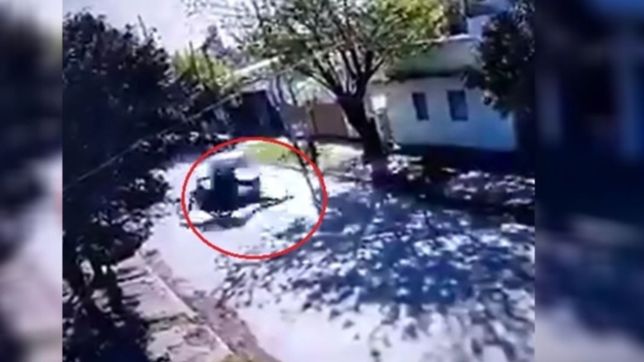 video: motochorros le robaron a una mujer e hicieron que la atropellara un auto