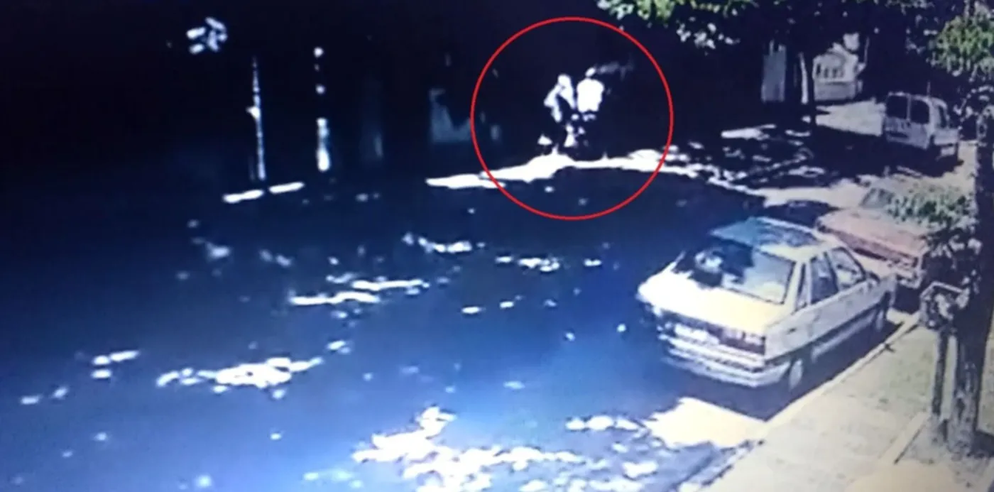 El momento del brutal asalto quedó registrado en las cámaras de seguridad.
