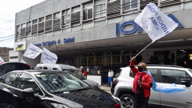 afiliados autoconvocados realizaron una marcha al ioma por el conflicto con los medicos