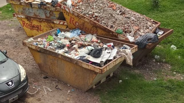 vecinos de villa elvira en alerta por la acumulacion de contenedores llenos de basura