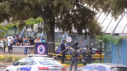 Todas las fotos que dejó el enfrentamiento de barras en el hospital de Gonnet
