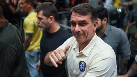 Investigan si Flávio Bolsonaro escapó de Brasil tras perder las elecciones y crece el misterio en Iguazú