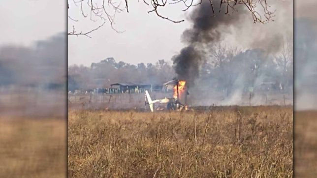 cayo un helicoptero y se incendio, pero el piloto se salvo de milagro