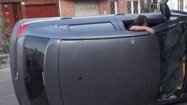 espectacular choque y vuelco en un barrio de la plata
