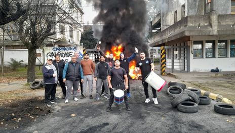 Los despedidos de Fisipa volvieron a protestar en La Plata tras rechazar una oferta por indemnizaciones Los despedidos de Fisipa volvieron a protestar en La Plata tras rechazar una oferta por indemnizaciones