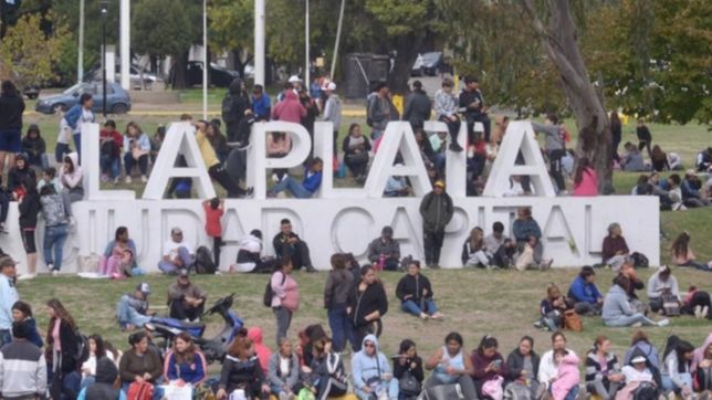 organizaciones sociales marchan en la plata y cortan la bajada de la autopista