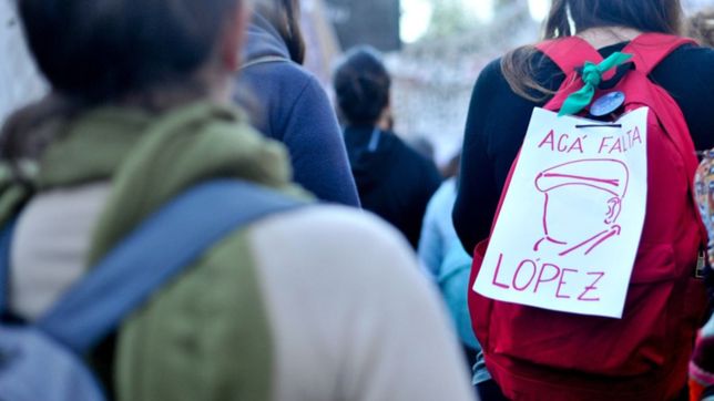 aca tendria que vivir un hombre: el cartel del hijo de julio lopez para los censistas