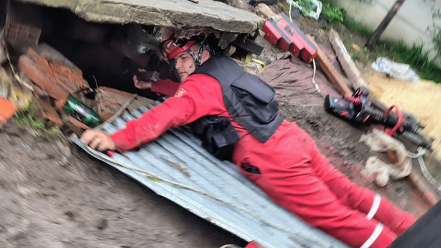 bomberos rescataron a dos cachorros que habian caido en un pozo ciego en arturo segui