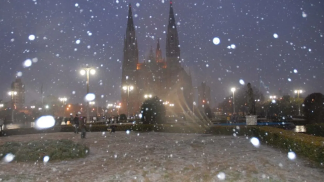 el invierno llega con todo a la plata y reaviva el recuerdo de la nevada: ¿podria repetirse?