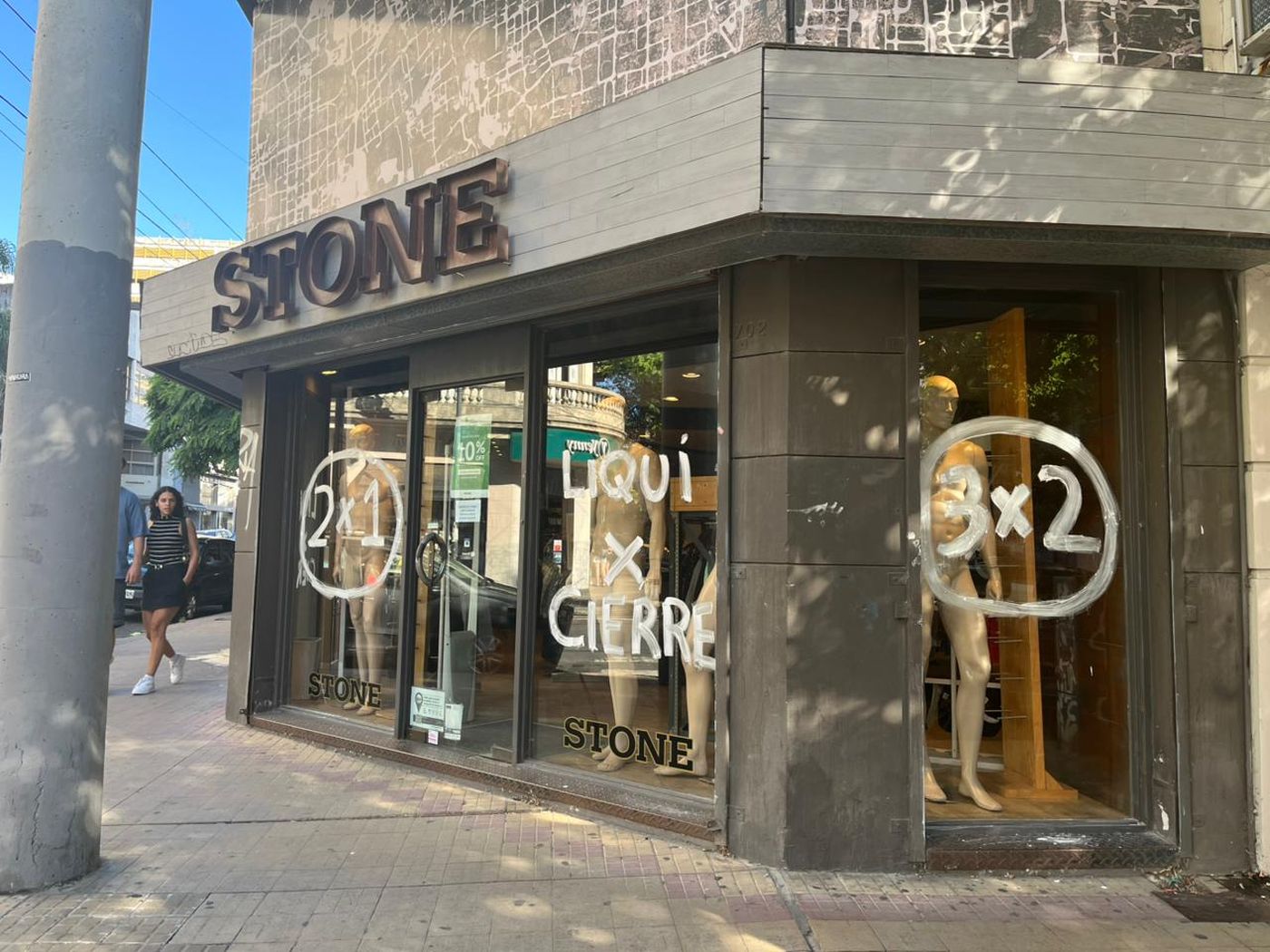 Stone cierra el local de 9 y 48 y liquida toda la ropa