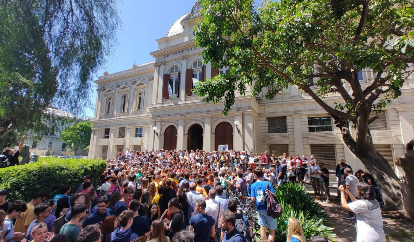 Abrazo al Rectorado de la UNLP.png