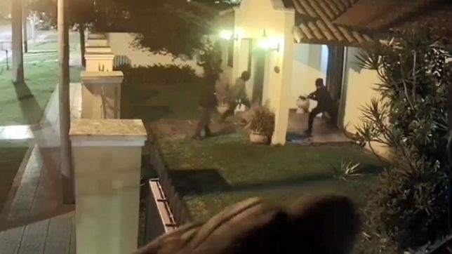 video: a las patadas y con una maza, intentaron robar en una casa y huyeron por la alarma
