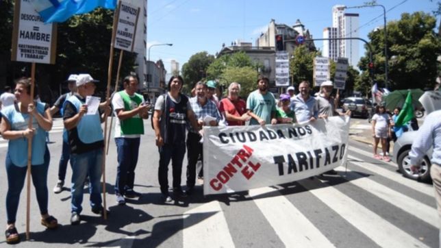 vecinos platenses y organizaciones sociales se manifestaron en las puertas de edelap