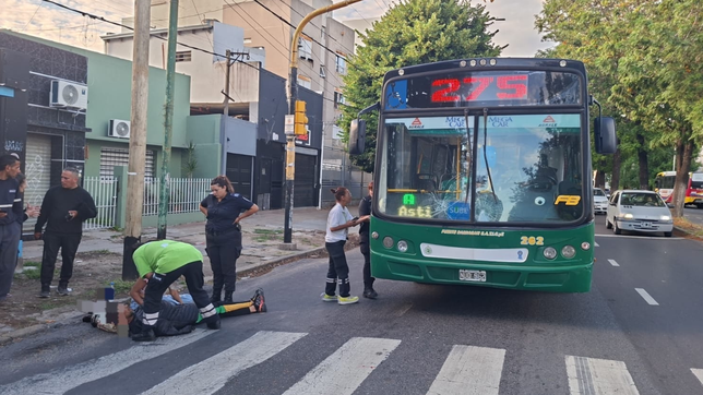 discutia con su pareja, cruzo la calle sin mirar y lo atropello un micro