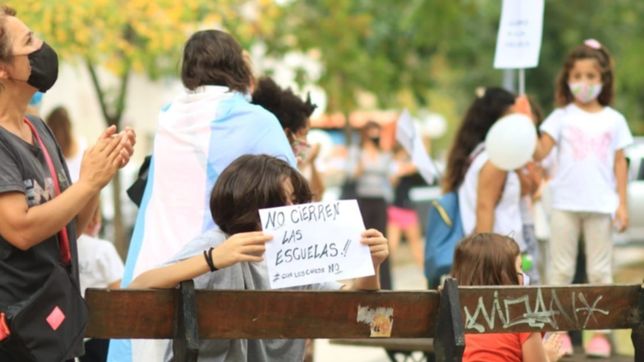 padres organizados hicieron un ruidazo contra el cierre de los colegios en la plata