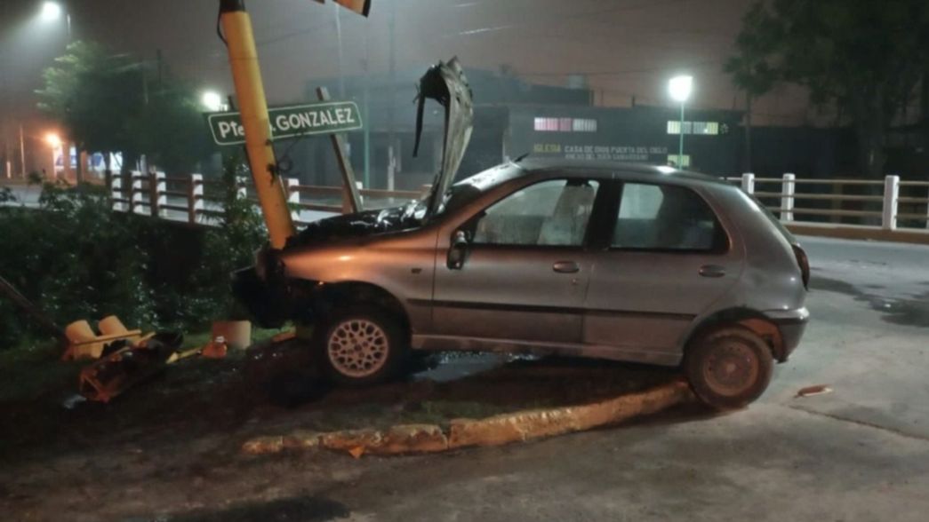 Un hombre perdió el control, se estrelló contra un semáforo y casi termina en una zanja