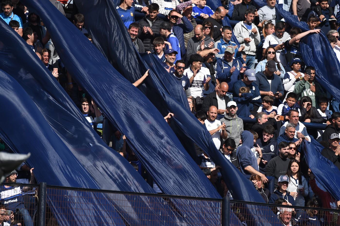 Gimnasia hinchada Bosque 3.JPG
