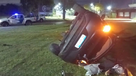 Vuelco y milagro en La Plata: dos jóvenes de 18 años resultaron heridas tras un fuerte accidente
