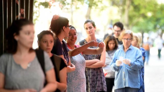 tras una semana de cuarentena, volvieron las colas a los cajeros y supermercados