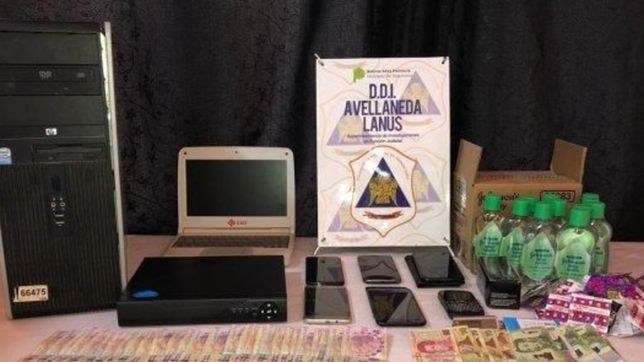 detuvieron a un hombre por violar a su hijastra durante seis anos y grabarlo