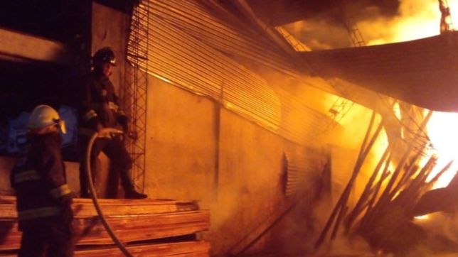 alarma en la zona norte de la plata por el incendio de una maderera en plena madrugada