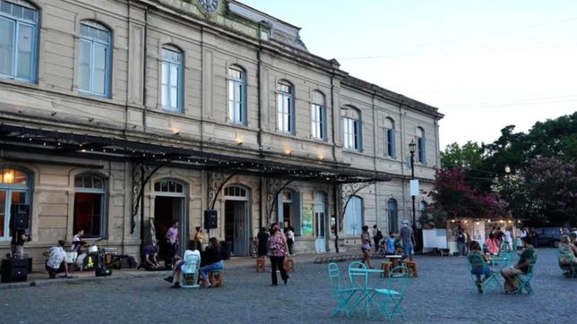 siete jovenes atacaron a piedrazos un conocido bar en meridiano v y causaron destrozos