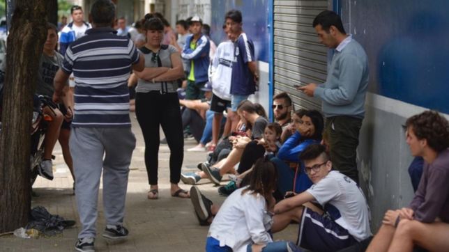 hinchas del lobo hacen cola para comprar entradas para la semifinal con river