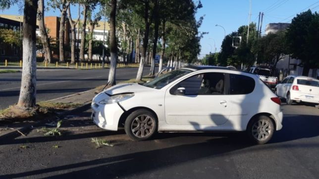 perdio el control del auto, choco contra un arbol y termino en el hospital