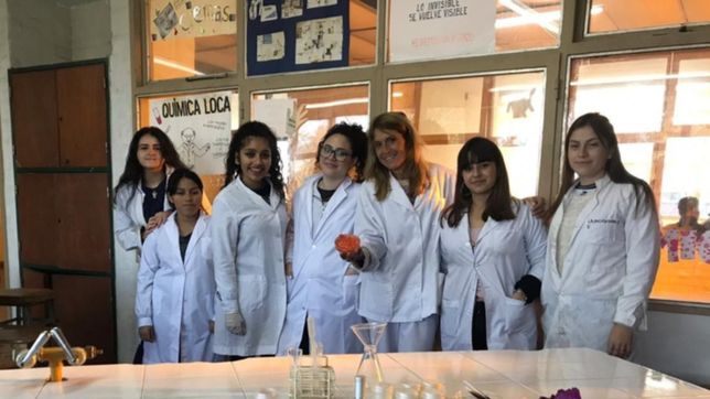 alumnas de una escuela platense fabrican balsamo labial para personas con afecciones en la piel