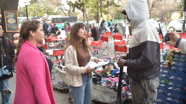 continua el censo de los manteros para su reubicacion en el nuevo paseo de compras de avenida 1