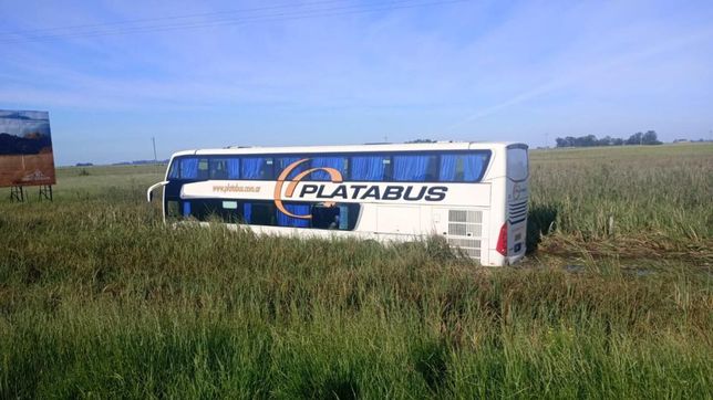 un chofer de la plata que conducia un micro en la ruta 2 sufrio un infarto, despisto y murio