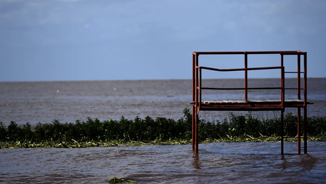 Encontraron el cuerpo de un hombre flotando en el Río de la Plata y le harán una autopsia para saber cómo murió
