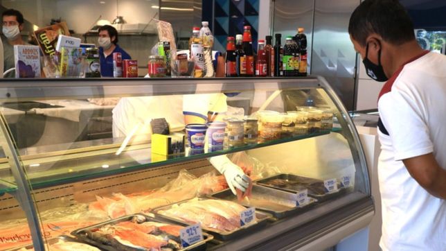 una conocida pescaderia de la plata se lleno de gente en la previa de semana santa