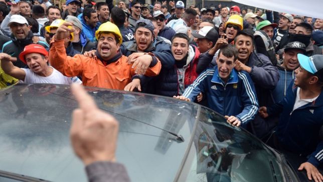 tension en el centro: militantes de la uocra marcharon y hubo empujones con la policia
