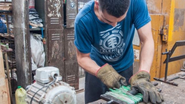 presos de olmos reciclan plasticos y maderas y construyen escobillones para las carceles