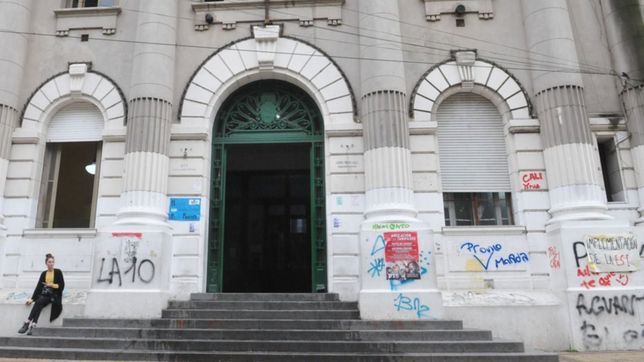 organizan una sentada en el normal 1 para pedir soluciones a los problemas edilicios