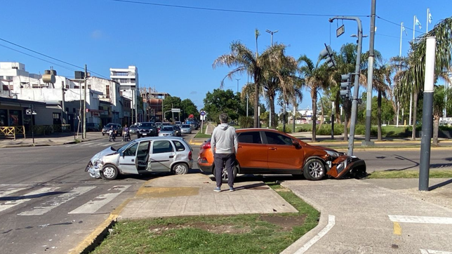 un fuerte choque entre dos autos en la plata termino con una mujer herida