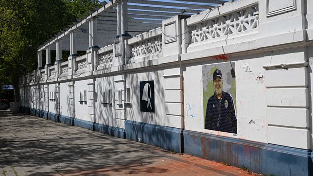 las fotos del trabajo de limpieza del mural de diego maradona en el bosque tras ser vandalizado