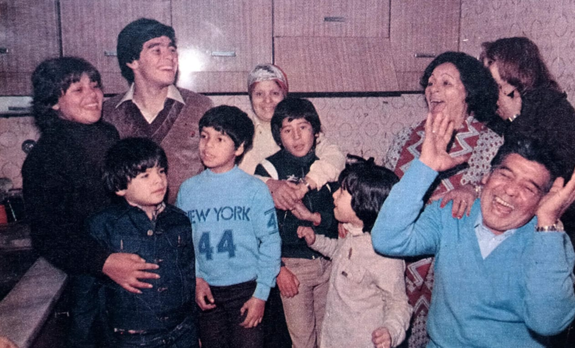 Diego Maradona y su familia en su casa de Paternal
